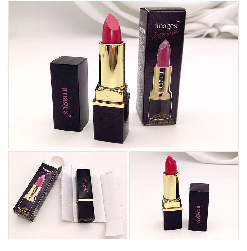Rouge à lèvres en bâton, tube doré et noir, avec boîte et teinte rouge sur peau
