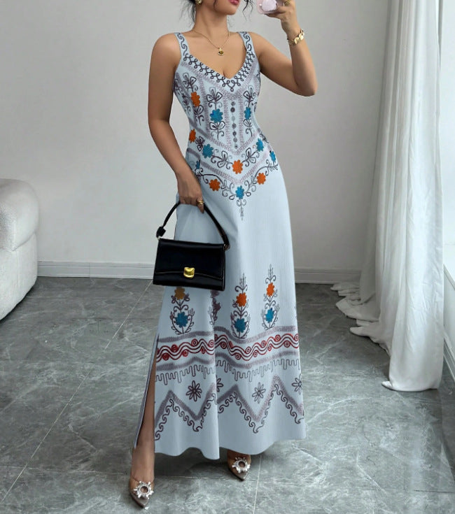 Robe longue fendue à fines bretelles, encolure V, fond bleu clair et motifs floraux