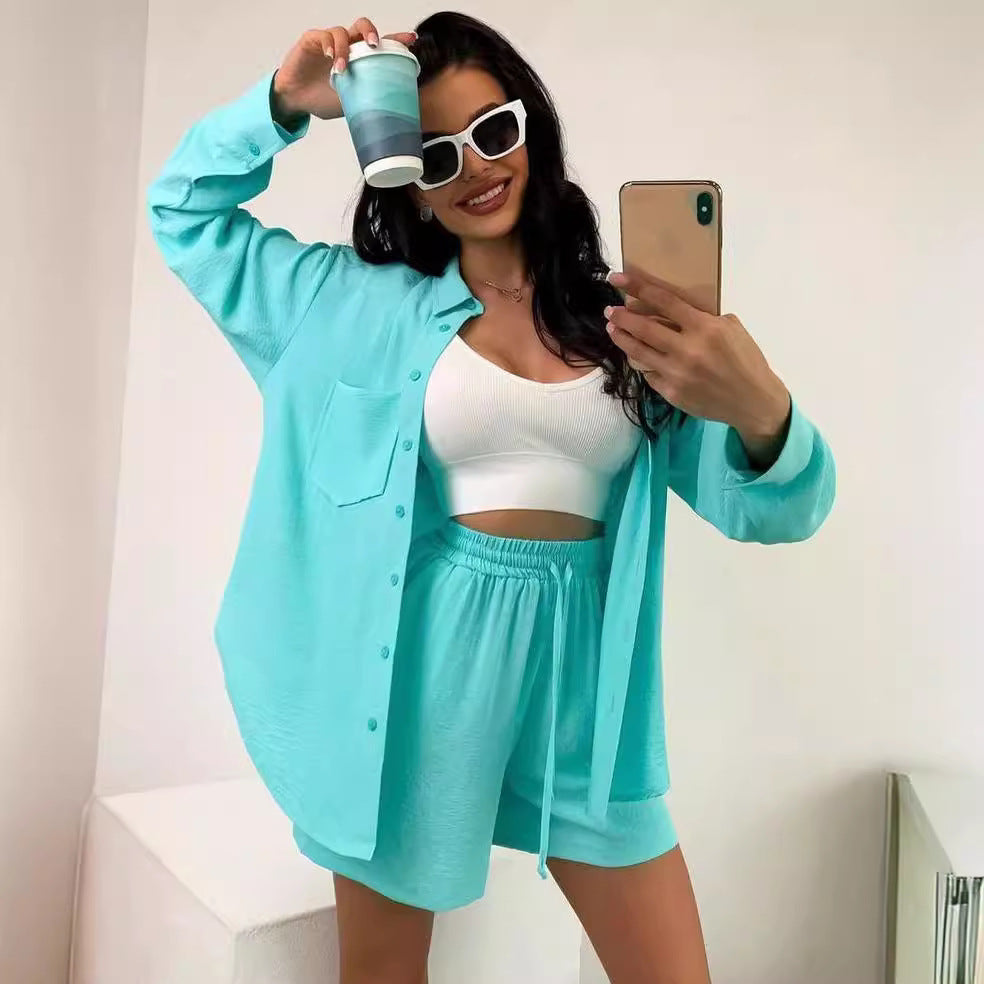 Ensemble chemise manches longues et short turquoise, col ouvert, poches poitrine.