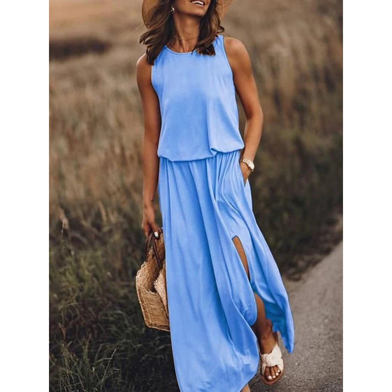 Robe longue sans manches bleue col rond, taille ample, fente latérale et poches