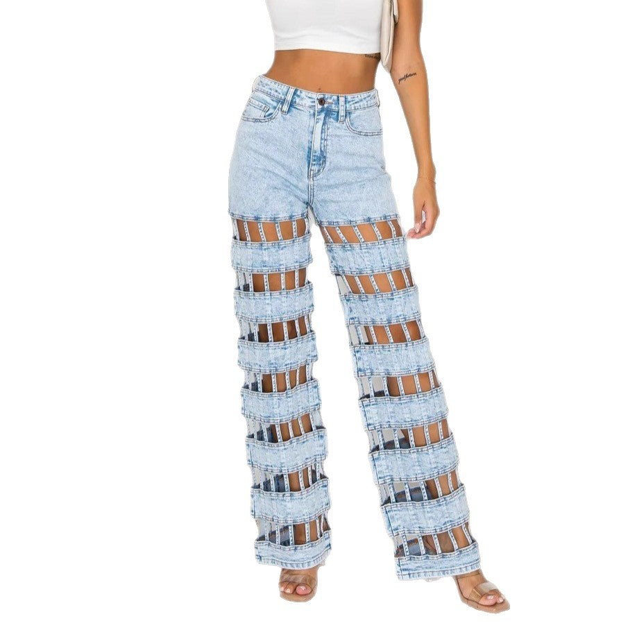 Jean taille haute bleu clair coupe droite, découpes verticales en lanières et bords effilochés.