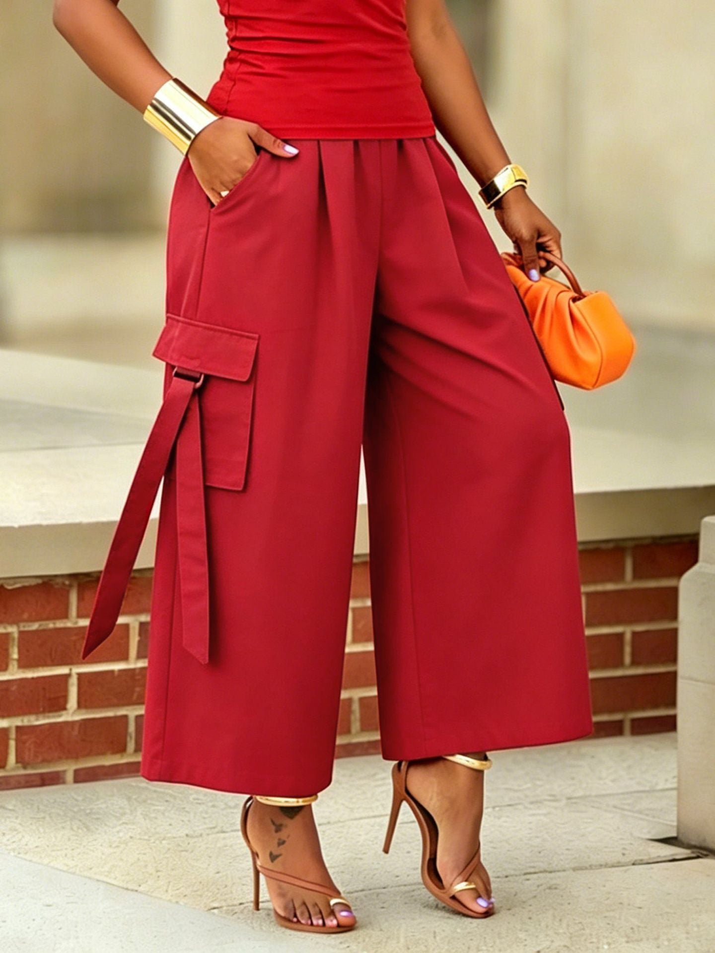 Pantalon cropped utility femme rouge, poches latérales plaquées et rubans décoratifs