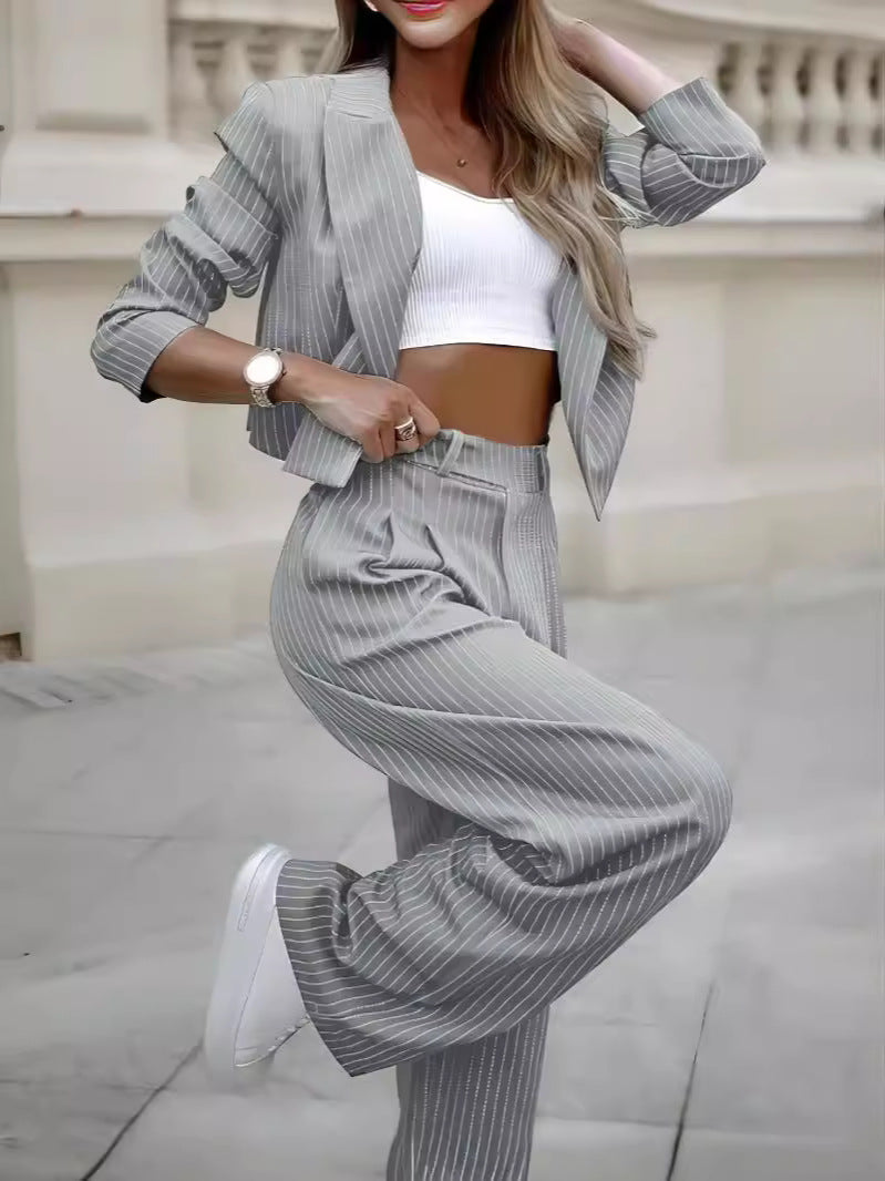 Ensemble rayé gris : veste à revers et pantalon droit ample, top blanc