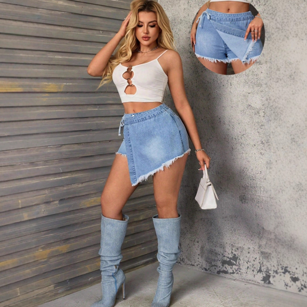 Short en jean taille haute bleue, coupe asymétrique, ourlet effiloché et cordon à la taille