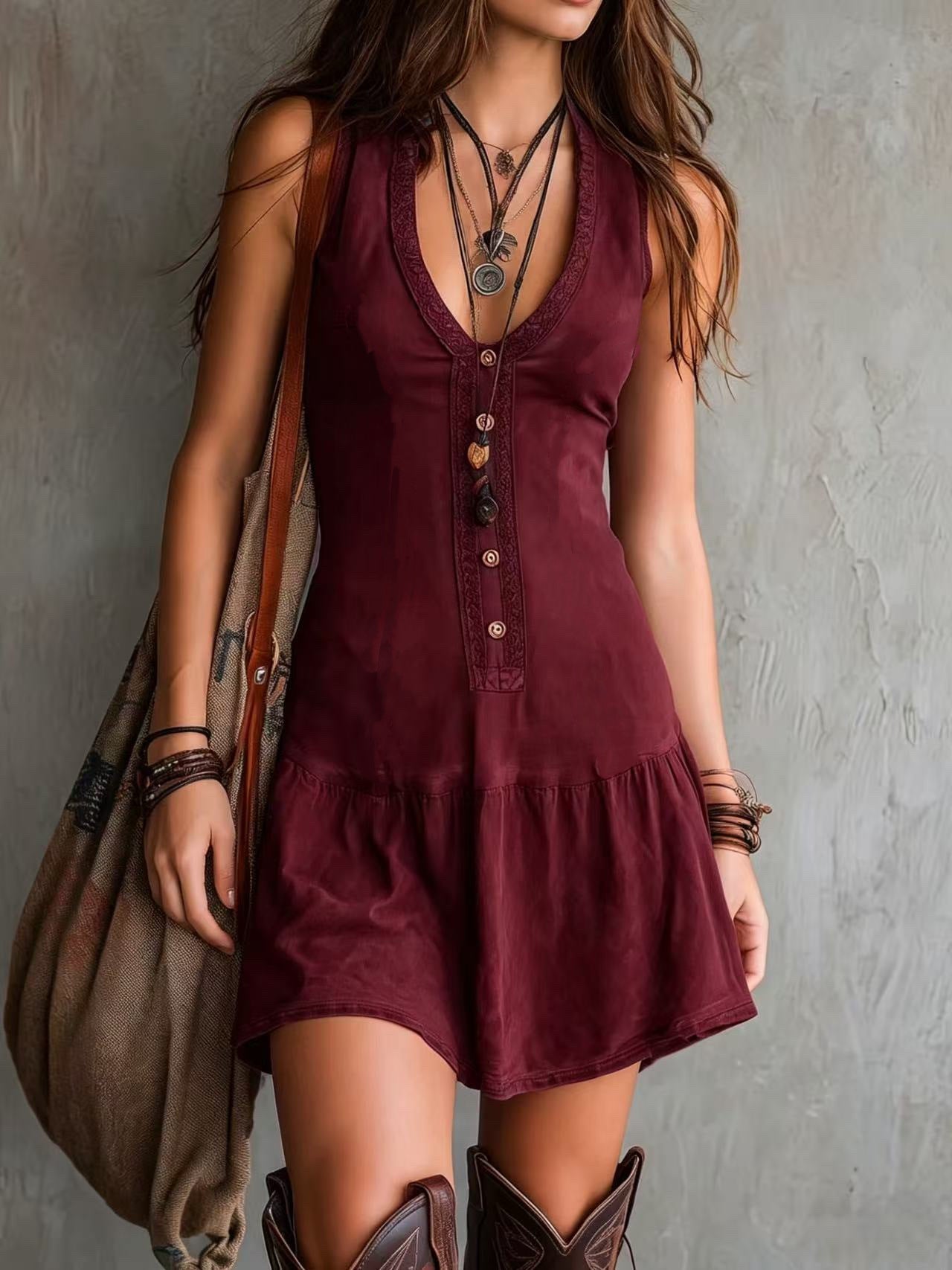 Robe courte sans manches bordeaux à col en U, boutonnage devant et volants.