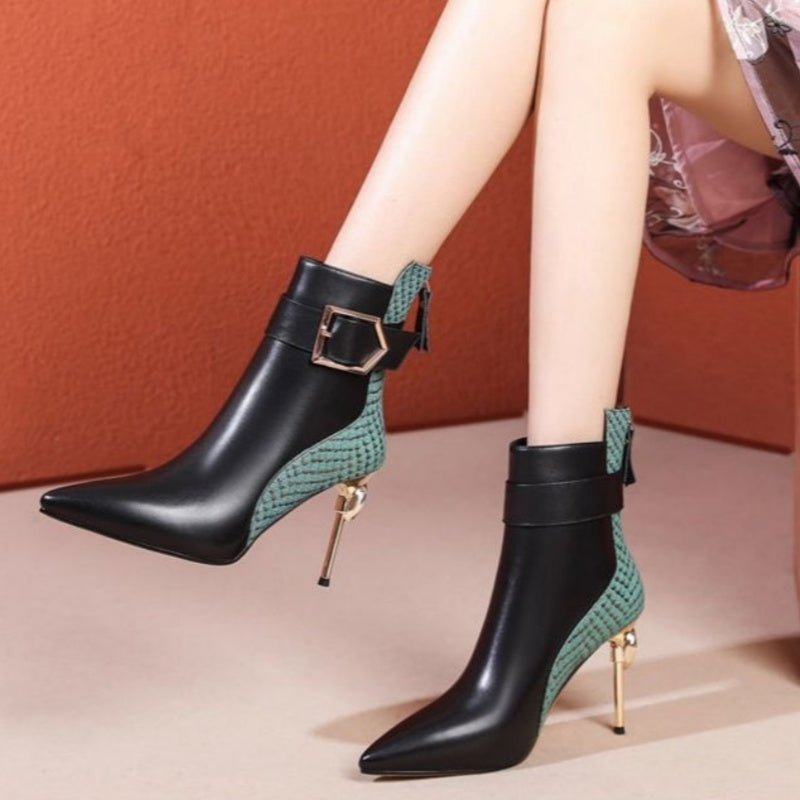 Bottines à talon aiguille bout pointu noires, tige effet python vert et boucle dorée.