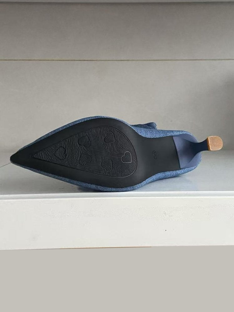 Semelle d’une bottine denim bleu ciel à bout pointu, vue de dessous