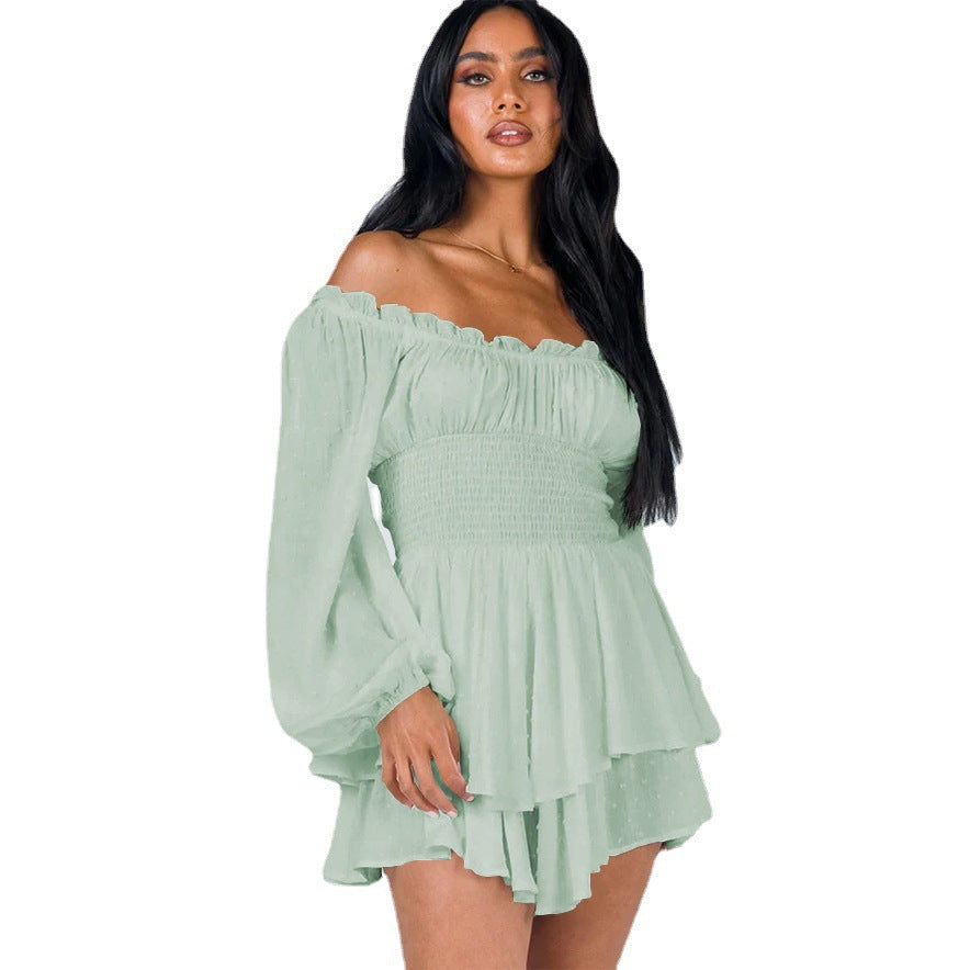 Robe courte vert clair épaules dénudées, manches longues bouffantes, jupe courte à volants.