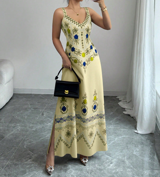 Robe longue fendue à encolure V, fines bretelles, fond jaune pâle et motifs floraux multicolores