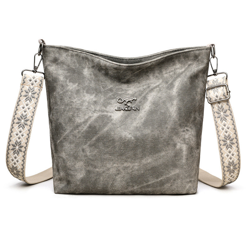 Sac à main souple gris chiné grand format, bandoulière à motifs et logo, zip en haut