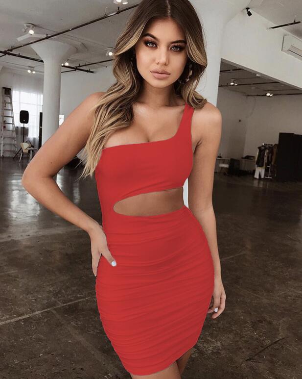 Robe courte ajustée rouge à épaules dénudées, buste avec découpe ovale.