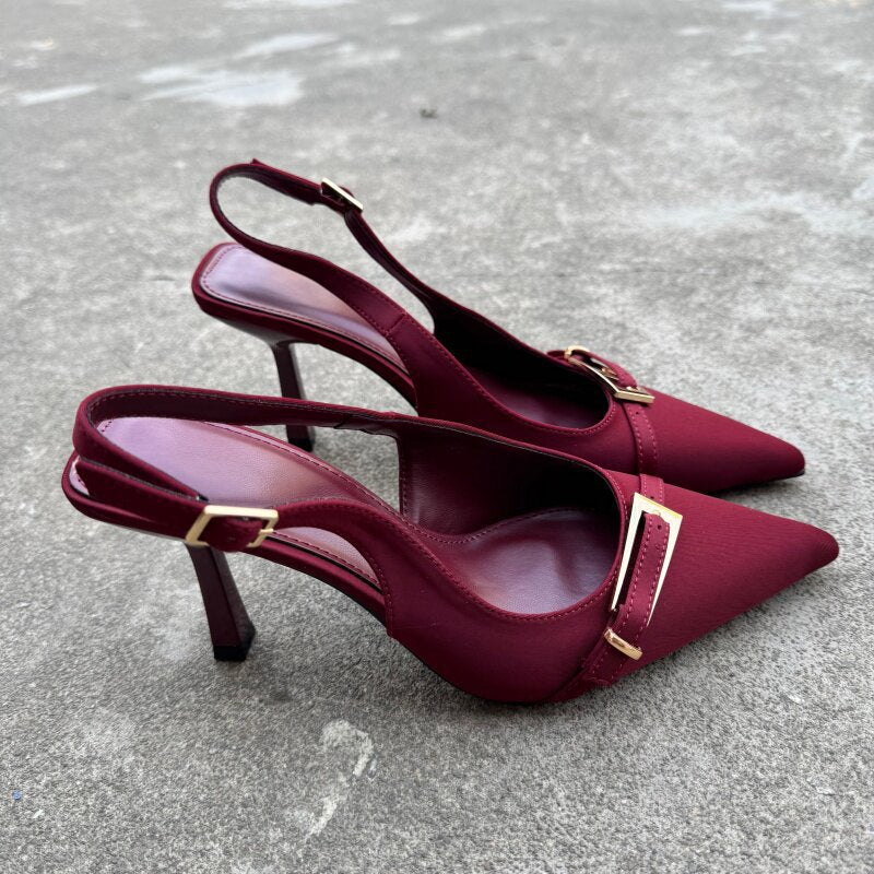 Escarpins femme bordeaux à talon carré, bout pointu, brides croisées et boucles dorées.