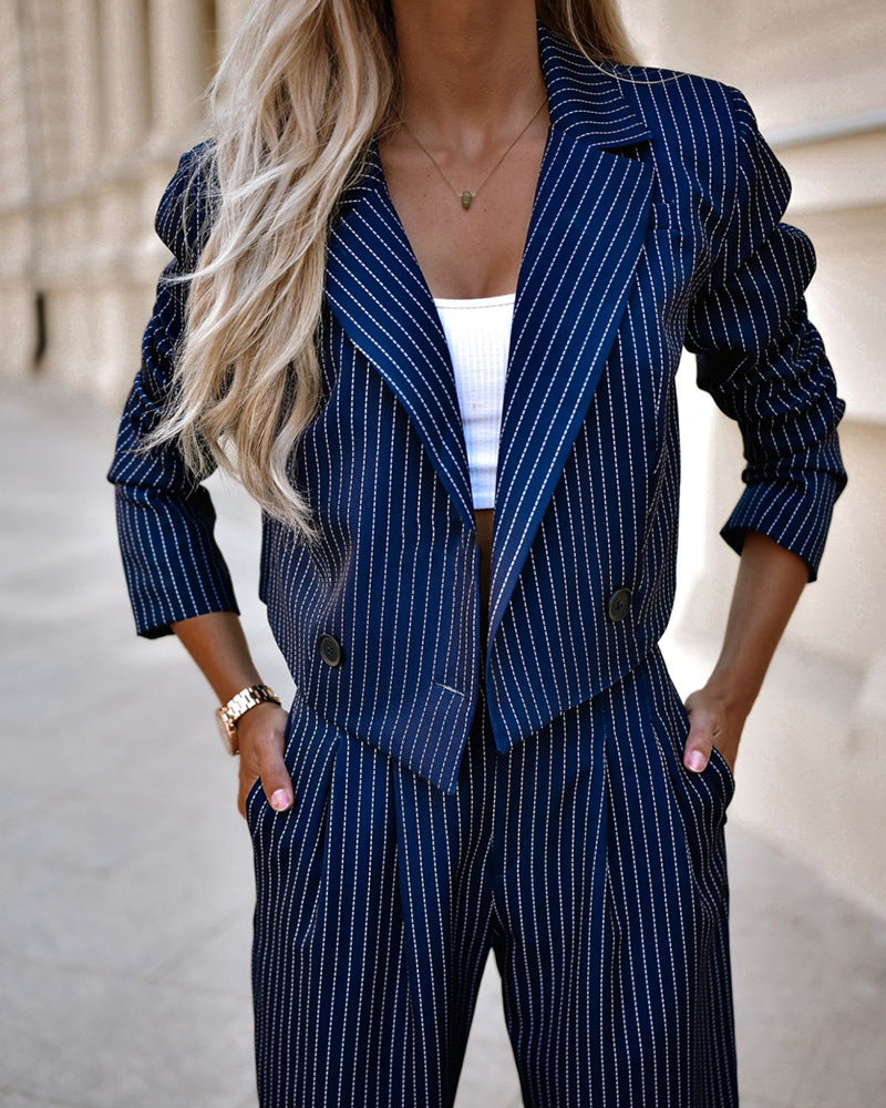 Ensemble rayé bleu nuit : veste blazer boutonnée et pantalon droit taille haute, top blanc