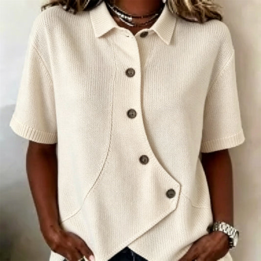 Chemise femme en maille polyester, courte manche, boutonnage asymétrique et col replié.