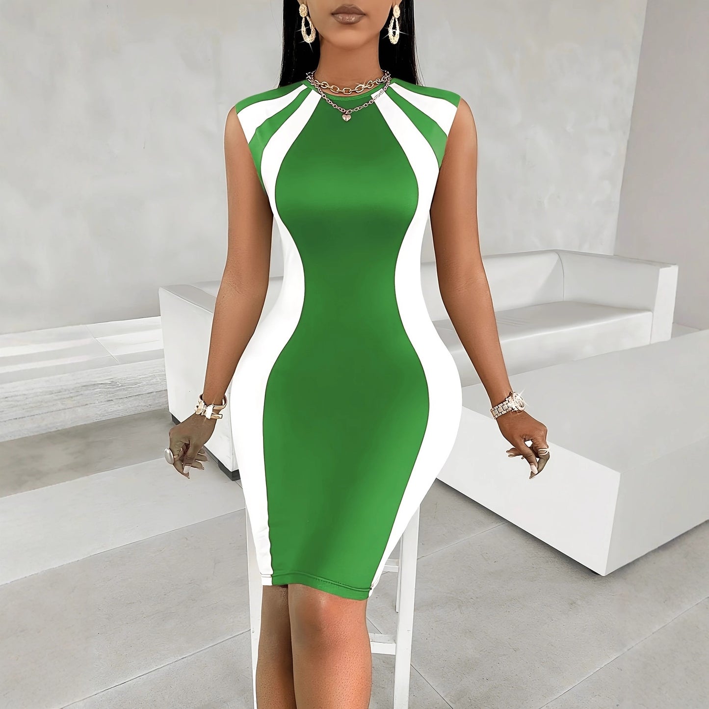 Robe fourreau sans manches verte et blanc à empiècements, col rond