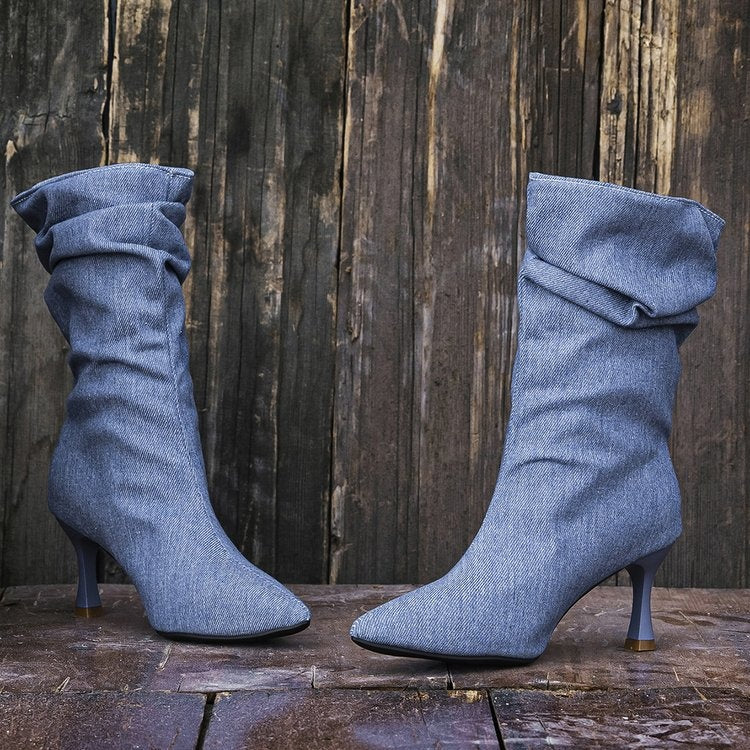Paire de bottines denim bleu ciel à bout pointu et talon fin, vue de face