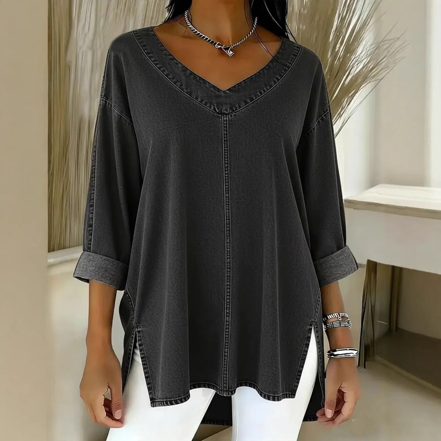 Haut en jean noir/gris foncé à col V, manches retroussées, couture centrale
