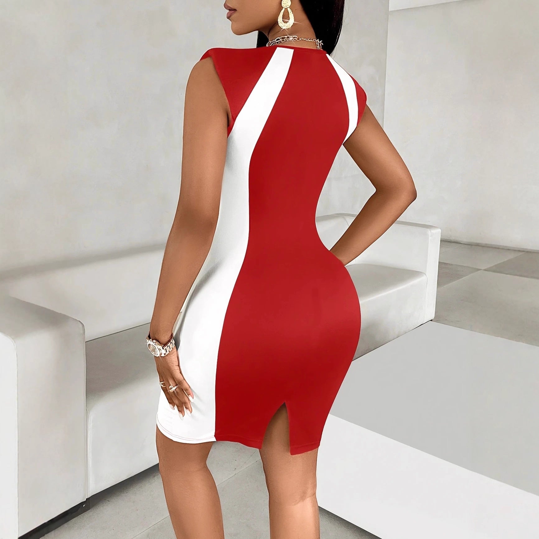 Robe fourreau sans manches rouge et blanc, col rond, fente au bas