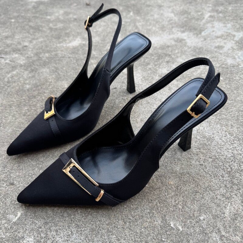 Escarpins femme noirs à talon carré, bout pointu et bride avec boucle dorée.