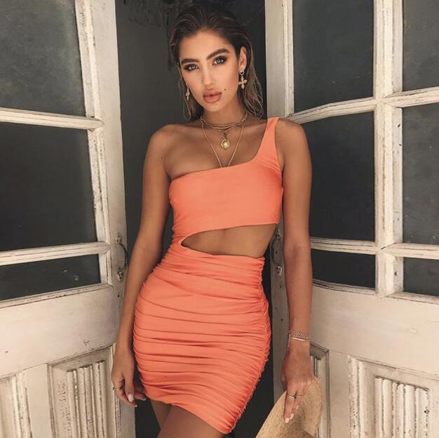 Robe courte ajustée pêche à épaules dénudées, buste avec découpe ovale.