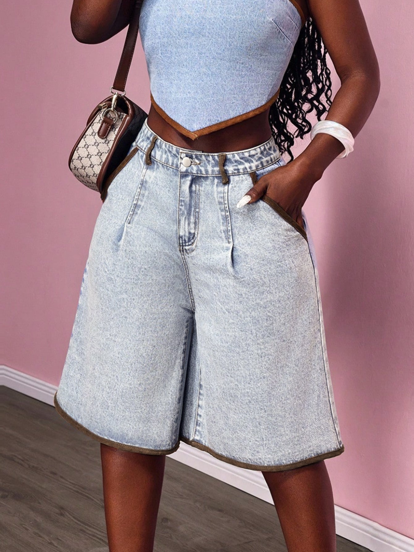 Jean capri évasé en denim bleu clair, taille haute boutonnée et poches devant