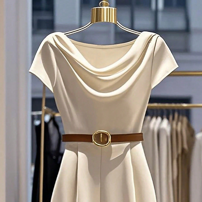 Combinaison satin abricot, encolure drapée et manches courtes, ceinture à boucle dorée