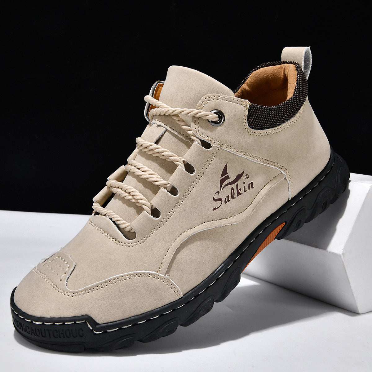 Chaussures plates à lacets bout rond beige, semelle noire épaisse, logo Saikin et lacets beige