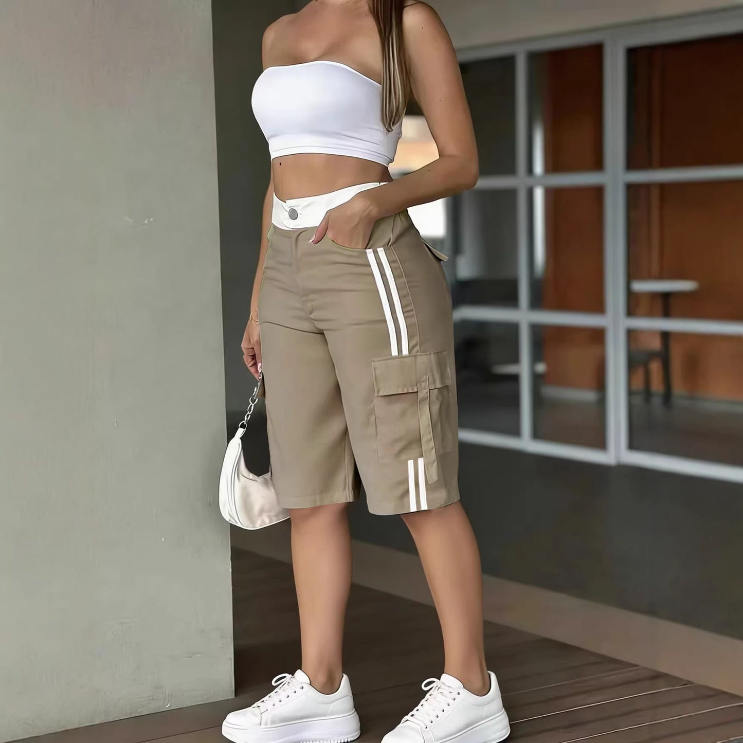 Short cargo taille haute kaki avec poches cargo et bandes blanches sur le côté