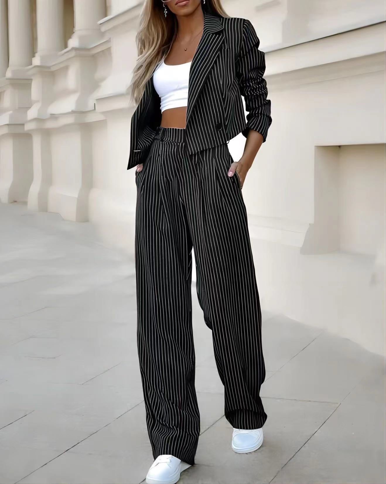 Ensemble rayé noir : veste blazer croisée et pantalon droit ample, top blanc
