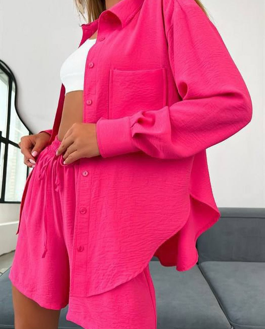 Ensemble chemise manches longues et short fuchsia, boutonné, fronces à la taille.
