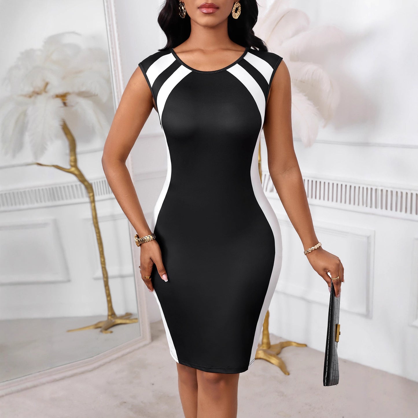 Robe fourreau noire sans manches à empiècements blancs, encolure ronde
