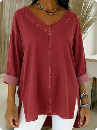 Haut en jean rouge à col V, manches retroussées, couture verticale sur l’avant