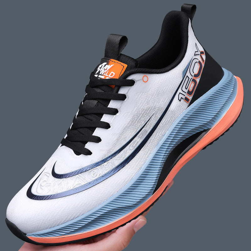 Chaussures de sport blanches à lacets noirs, semelle bleu clair et liseré orange