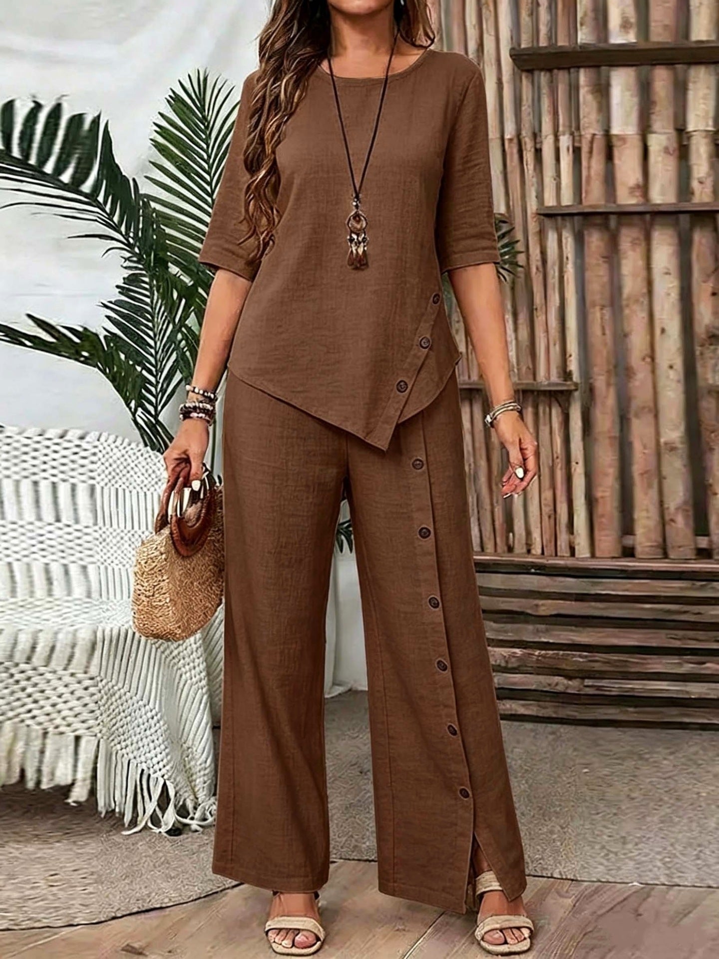 Ensemble chemise boutonnée à manches mi-longues et pantalon évasé, marron