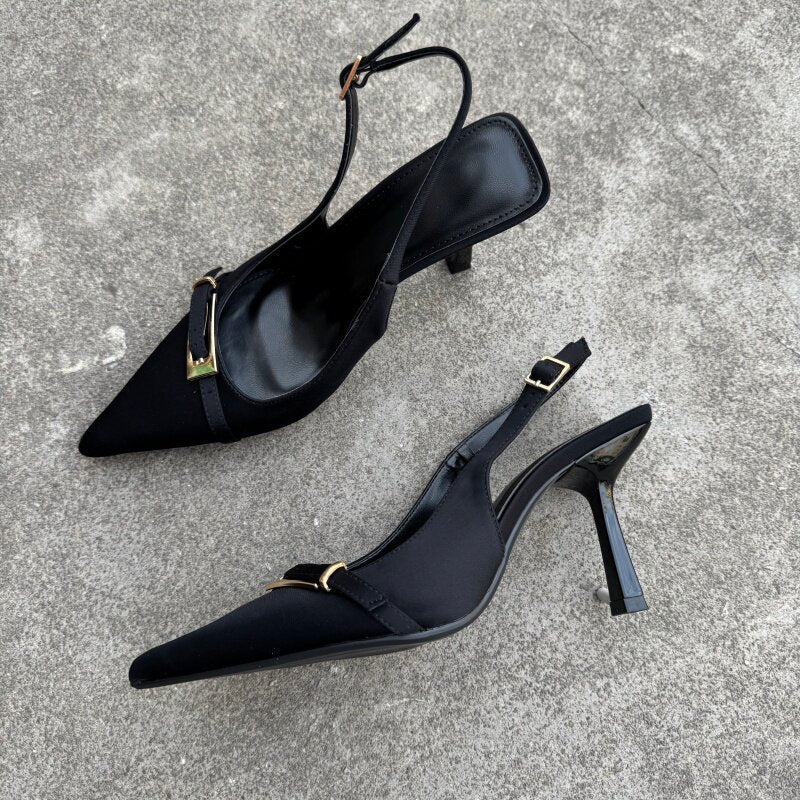 Escarpins femme noirs à talon carré, bout pointu, bride arrière fine et boucles dorées.