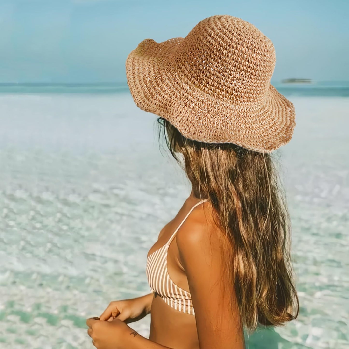 Chapeau de plage tressé beige, large bord et dessus en maille serrée