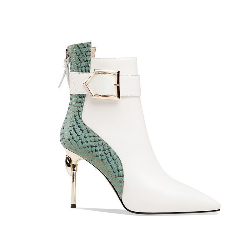 Bottines blanches à talon aiguille bout pointu, tige python vert avec boucle décorative.