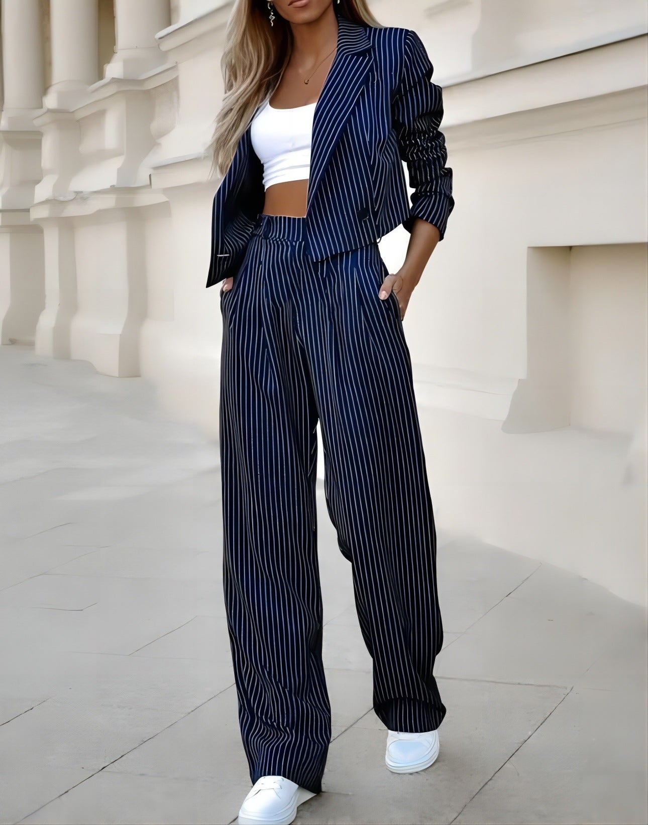 Ensemble rayé bleu : veste blazer et pantalon droit fluide, top blanc