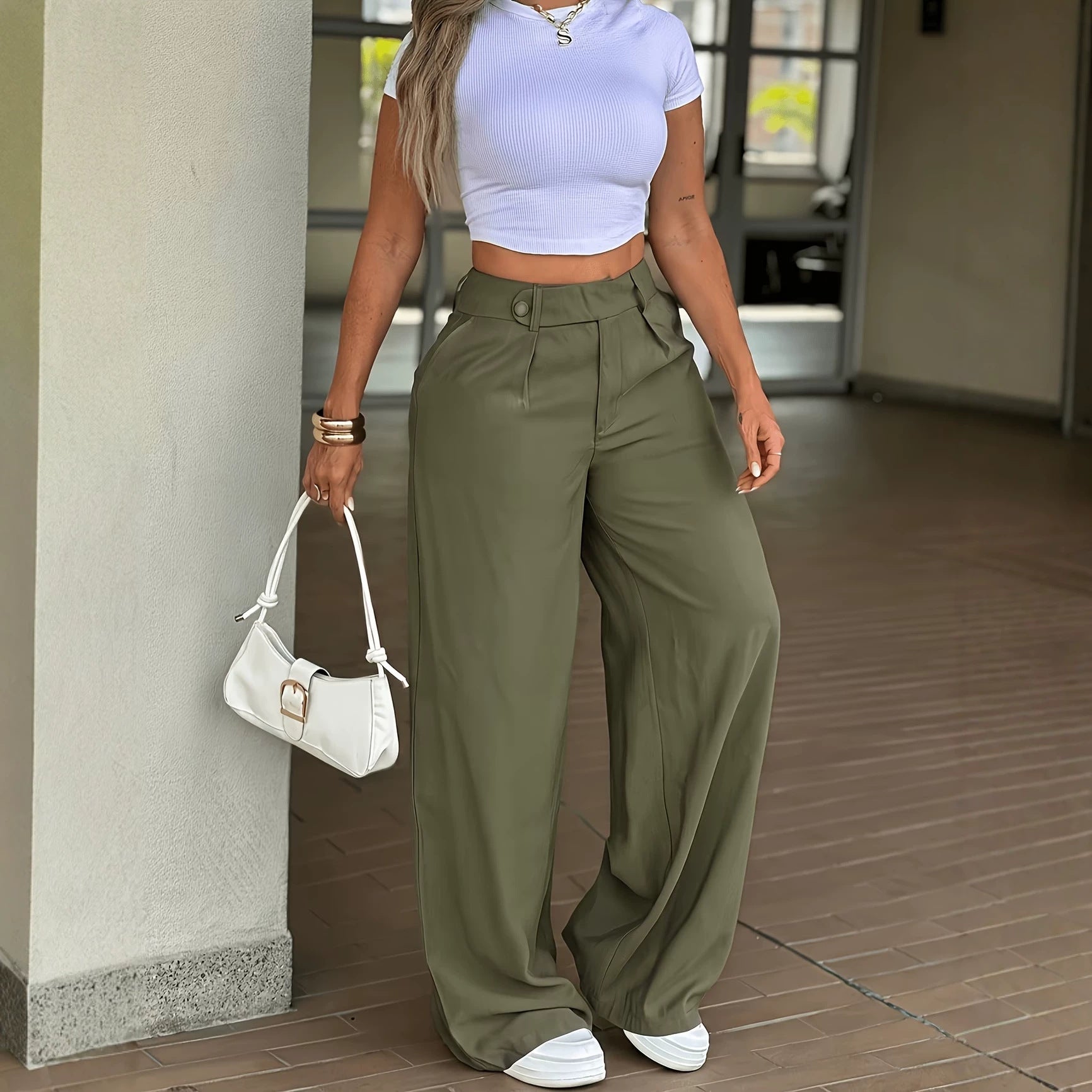 Pantalon décontracté ample à jambes droites vert armée, bouton, poches, coupe fluide