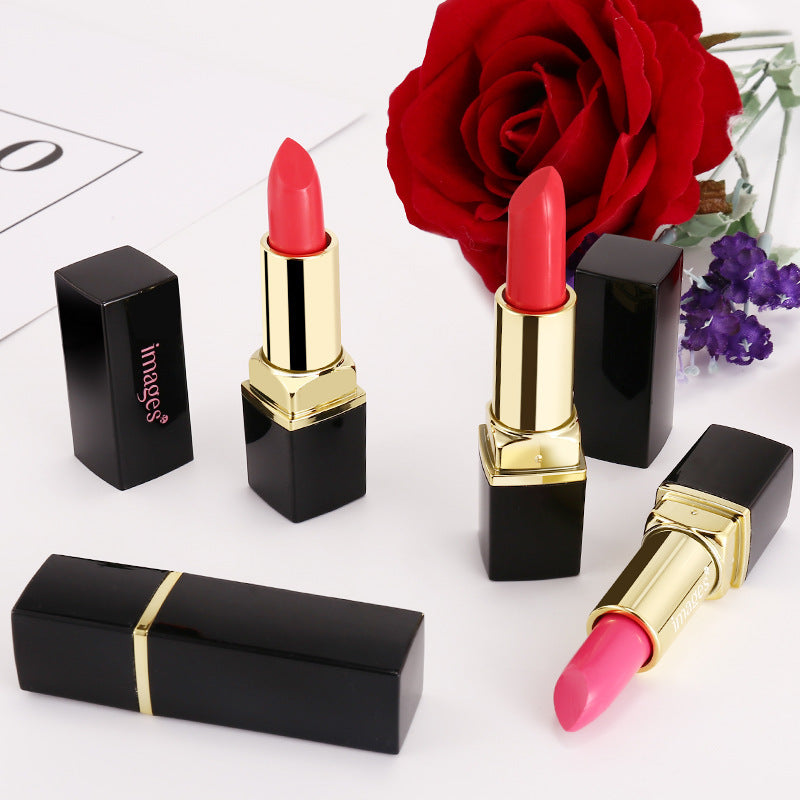 Lot de rouges à lèvres en tubes dorés et noirs, dont teinte rouge, avec fleurs