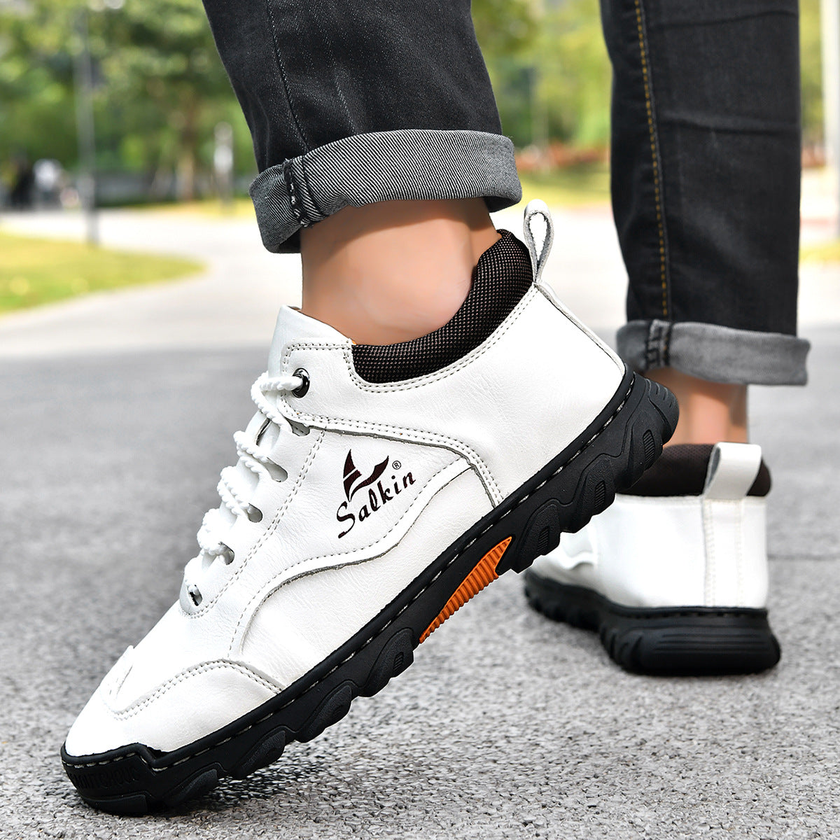 Chaussures plates à lacets bout rond blanches, semelle noire texturée, empiècements contrastés