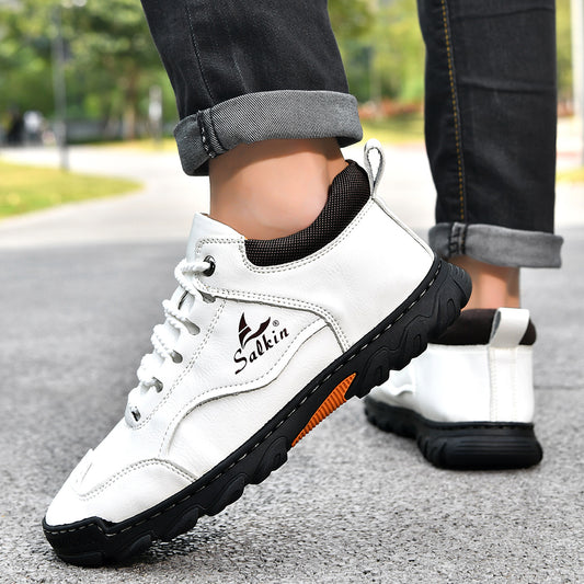 Chaussures plates à lacets bout rond blanches, semelle noire texturée, empiècements contrastés