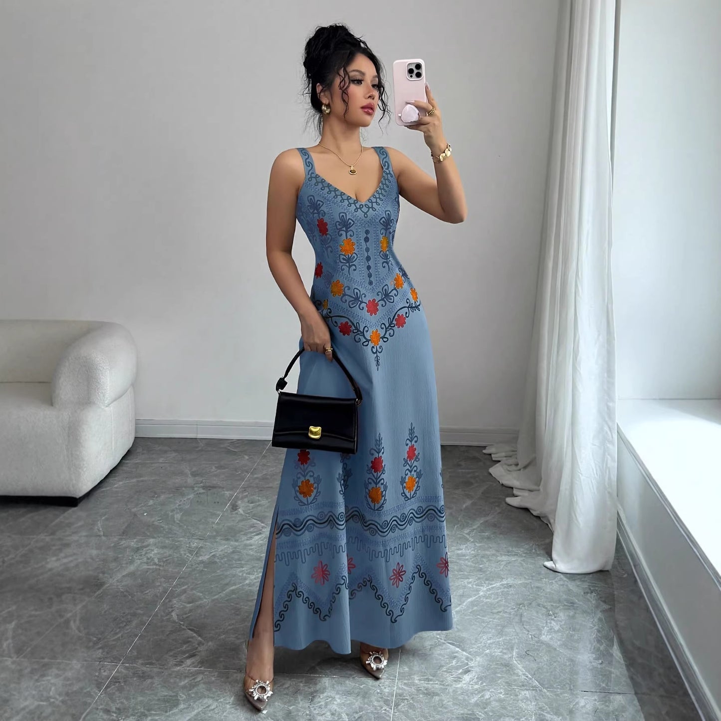 Robe longue fendue sans manches, encolure V, fond bleu clair avec motifs floraux multicolores