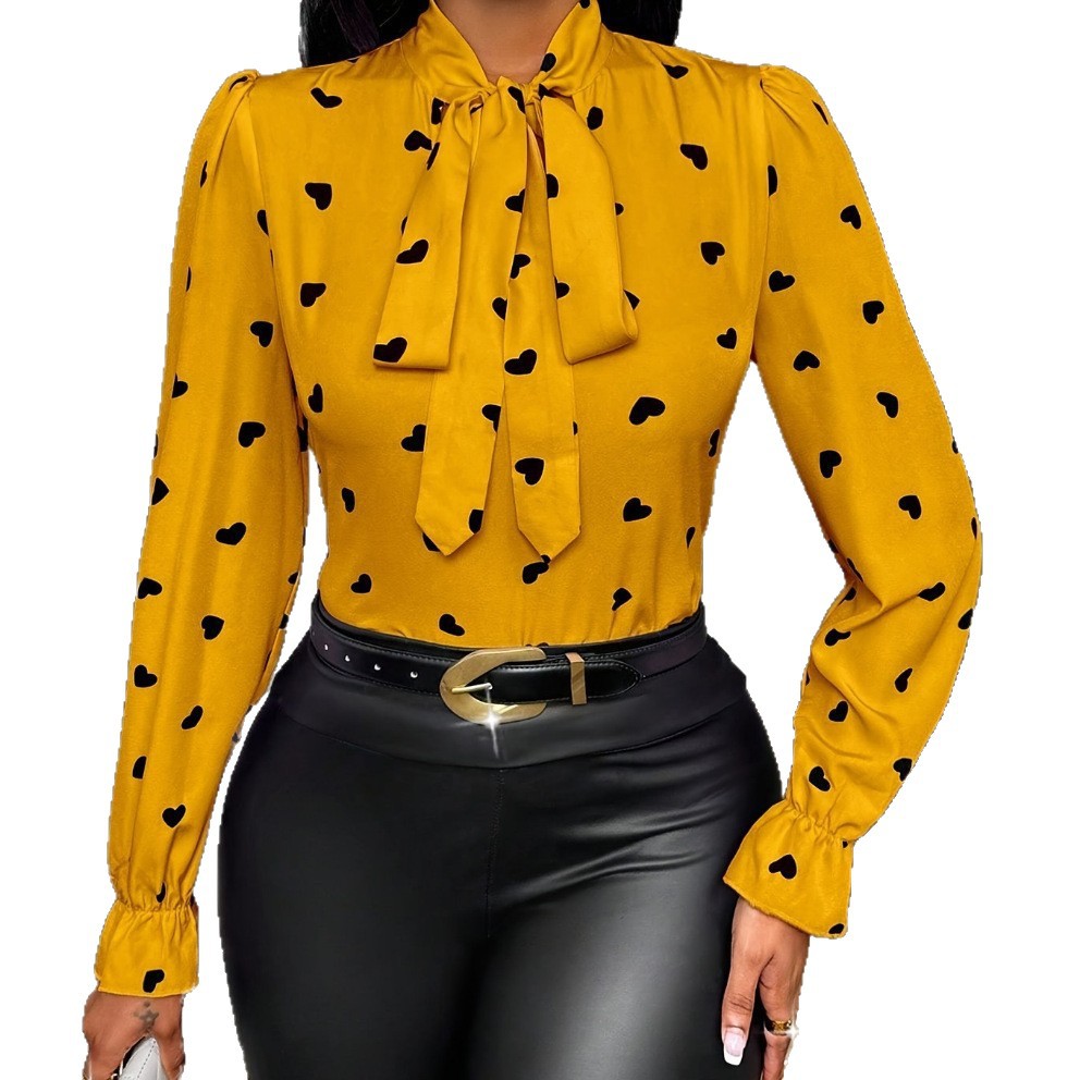 Chemise femme jaune à nœud devant, volants d’épaules, manches longues, motifs cœurs