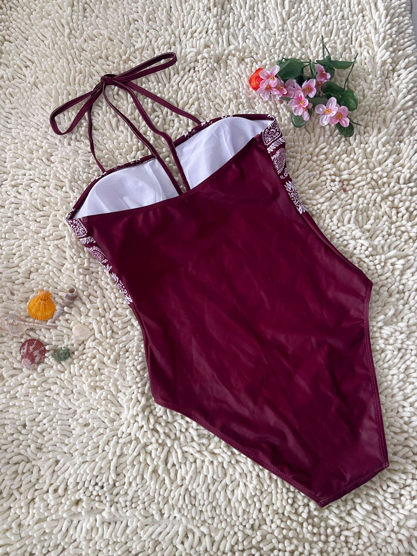 Maillot de bain une pièce bordeaux, imprimé blanc sur le haut, dos clair