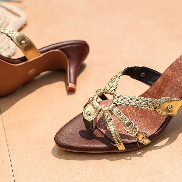 Sandales marron à talon moyen, détails de brides tressées et boucles métalliques