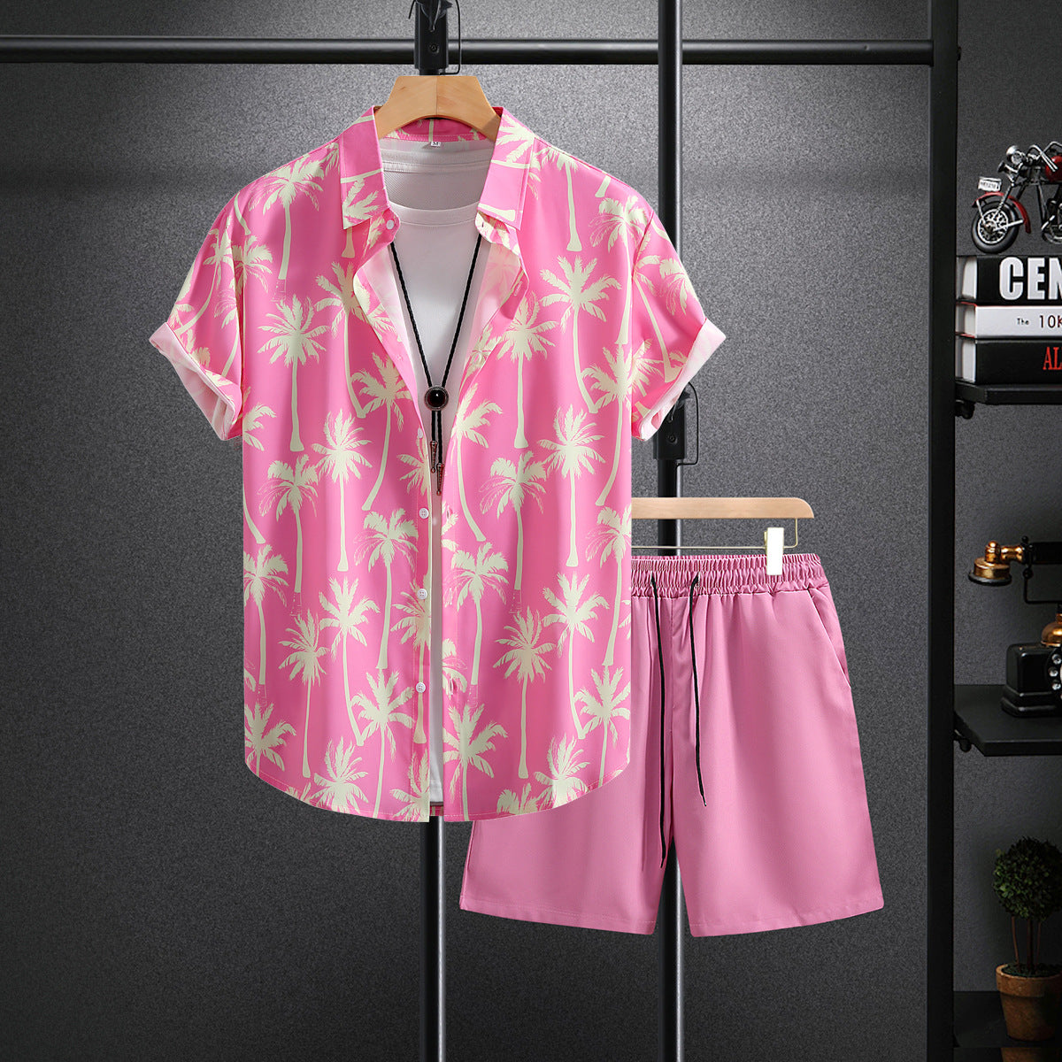 Ensemble t-shirt rose à imprimé palmiers et short rose, sur cintres