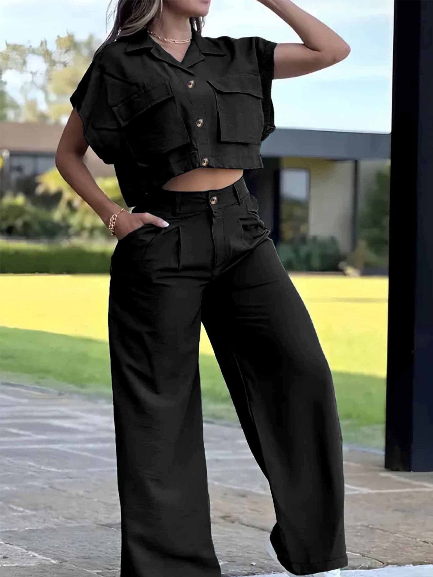 Ensemble deux pièces femme noir : top court à poches et pantalon cargo taille boutonnée