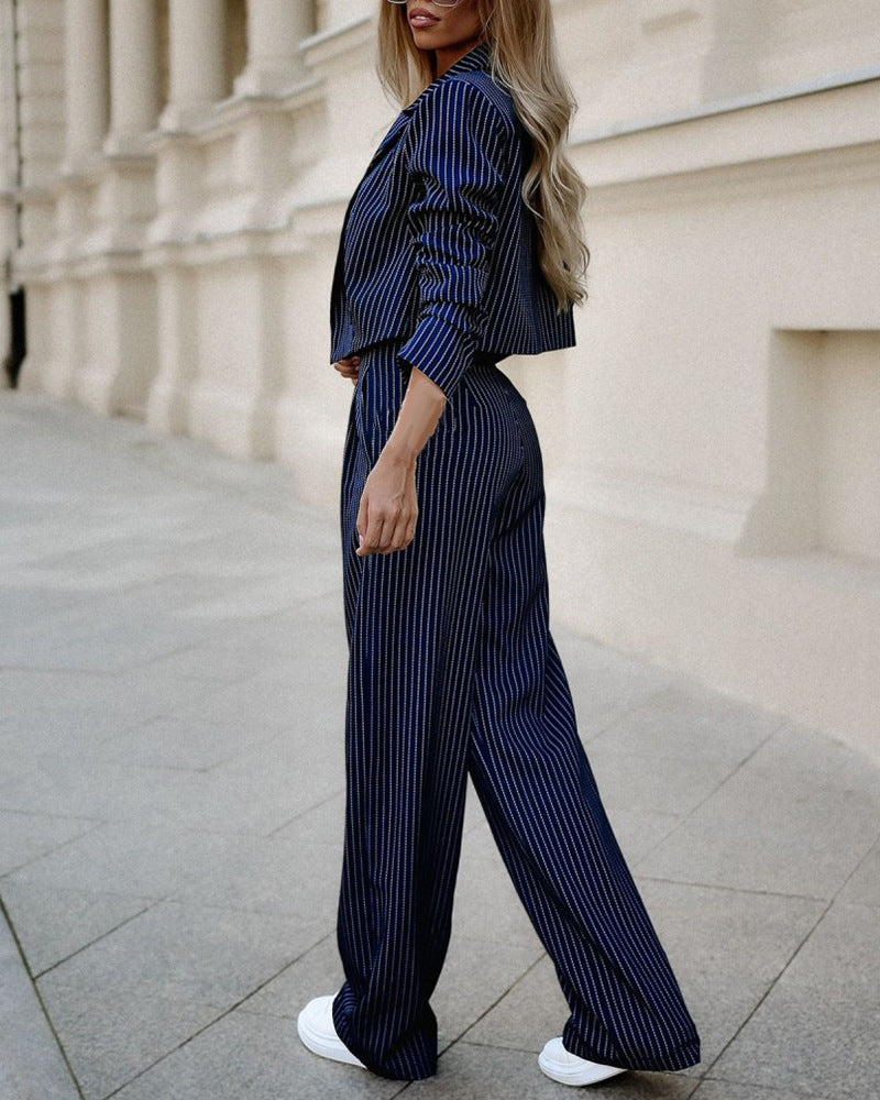Ensemble rayé bleu nuit : veste blazer et pantalon droit, top blanc