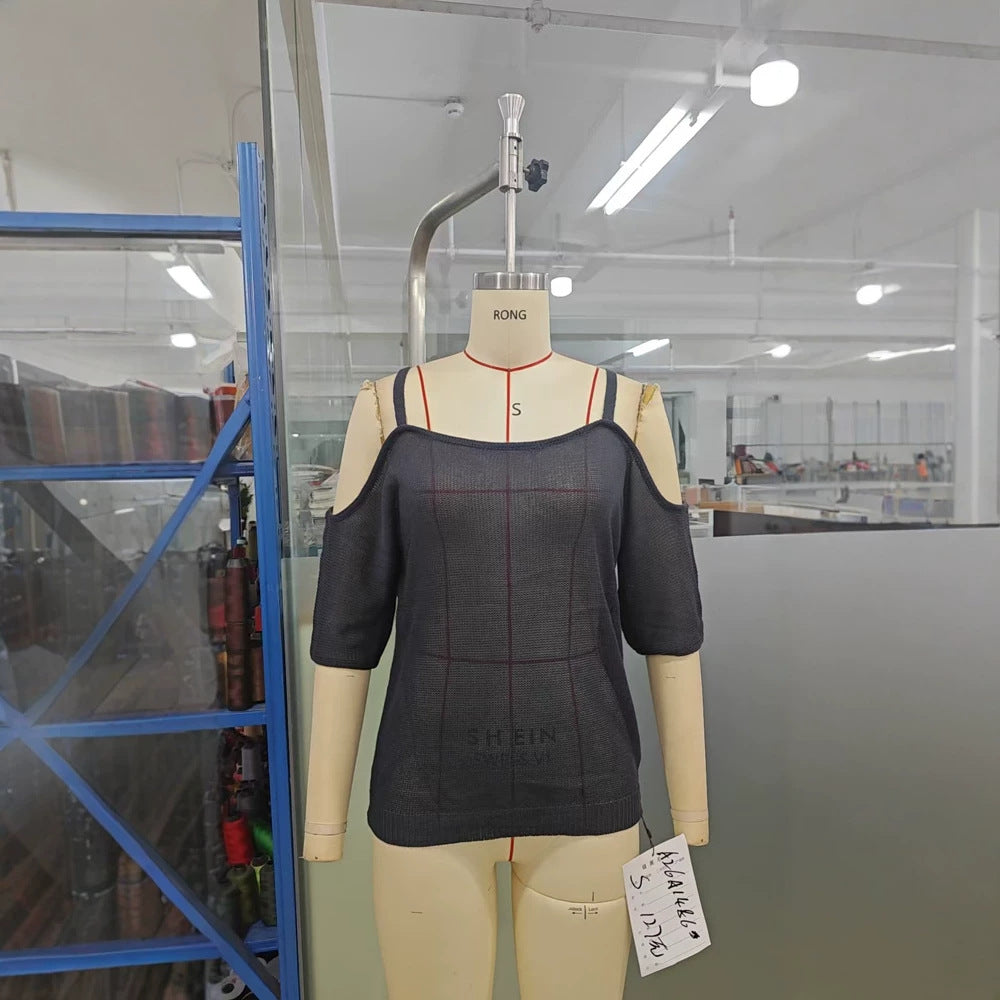 Caraco en maille bleu foncé sur mannequin, épaules dénudées, manches trois-quarts